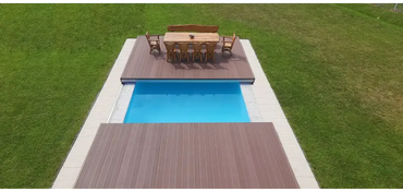 Rektangulär blå pool med Nivo Deck och elegant trätrall