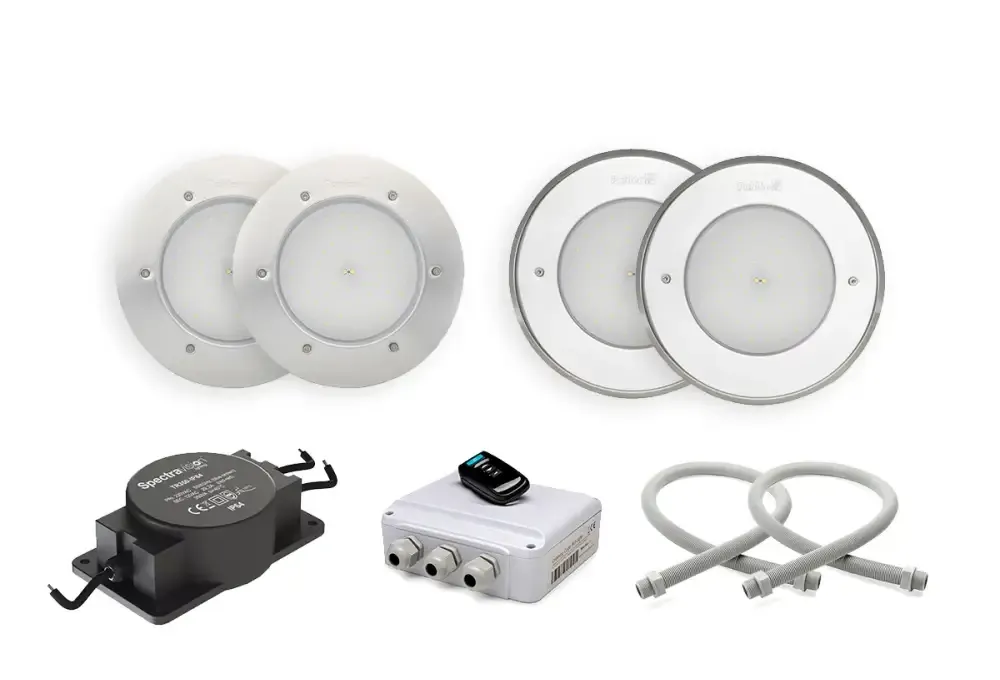 Varje paket innehåller fyra infällda LED-lampor med metallramar