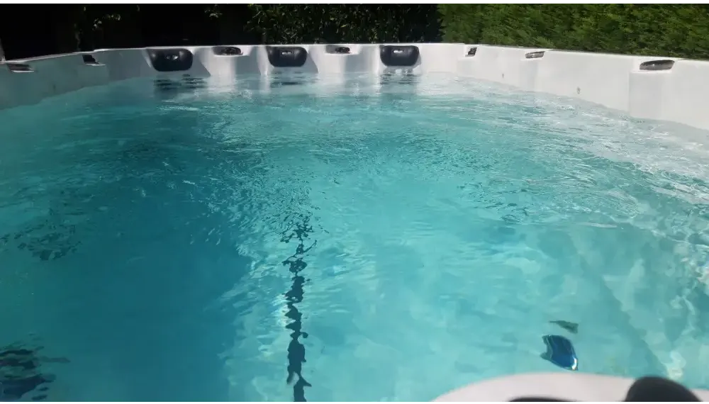 Vit PassionSpa Activity 1 Deep Swim Spa med vit bad, turkost vatten och svarta sittdyna