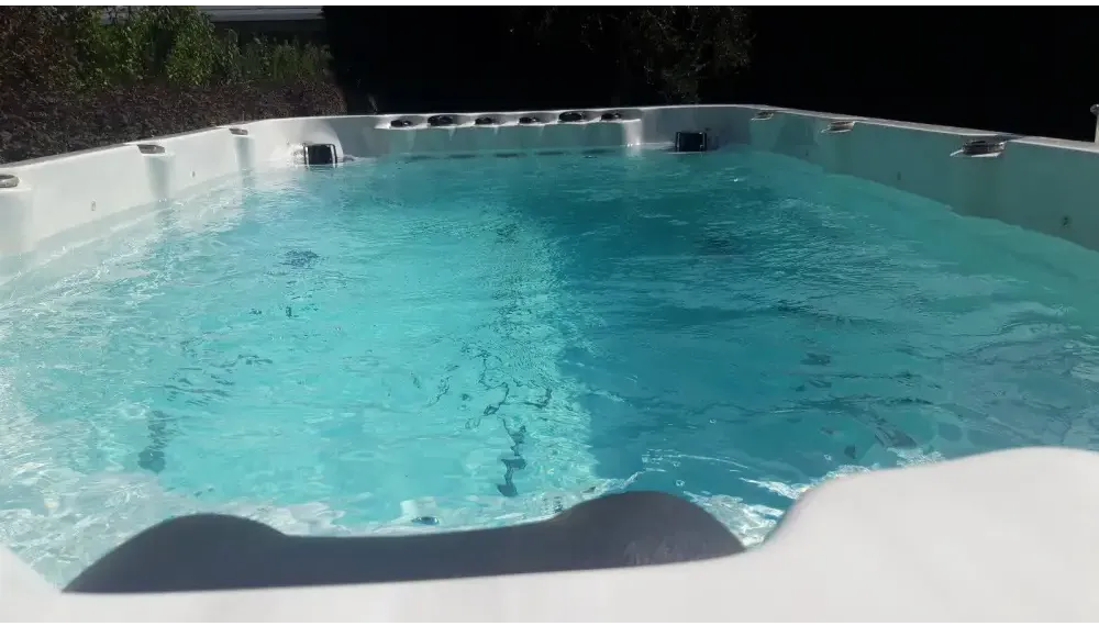 Vit PassionSpa Activity 1 Deep Swim Spa med vit bad, turkost vatten och jetstrålar
