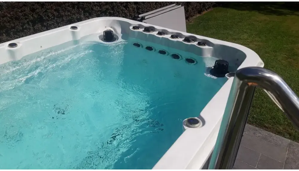 Vit PassionSpa Activity 1 Swim Spa – Sport Collection, vit badkar med svarta jetstrålar och kromstege