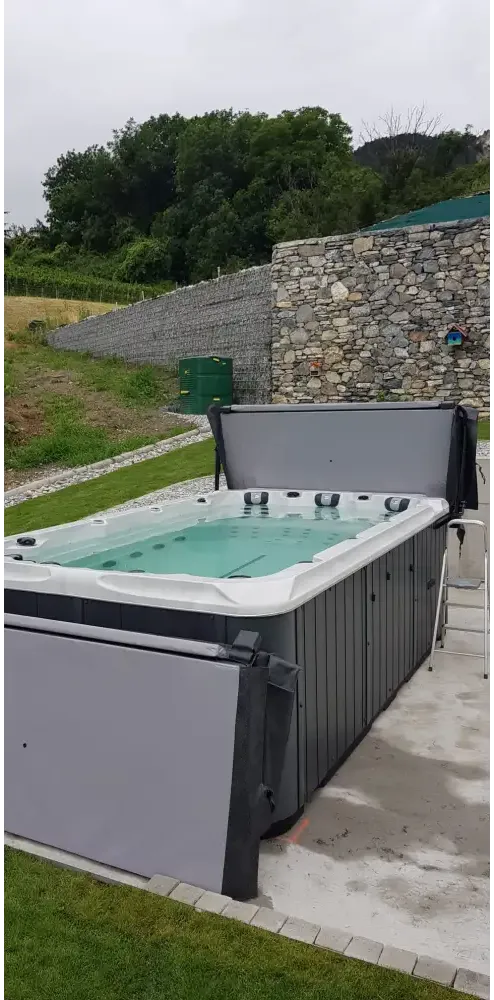 Modern grå-vit PassionSpa Activity 1 Swim Spa med integrerade jetstrålar