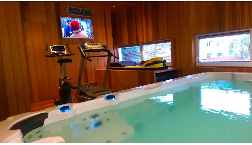 Vit PassionSpa Aquatic 1 Swim Spa med vit bad, blå lysande jetstrålar