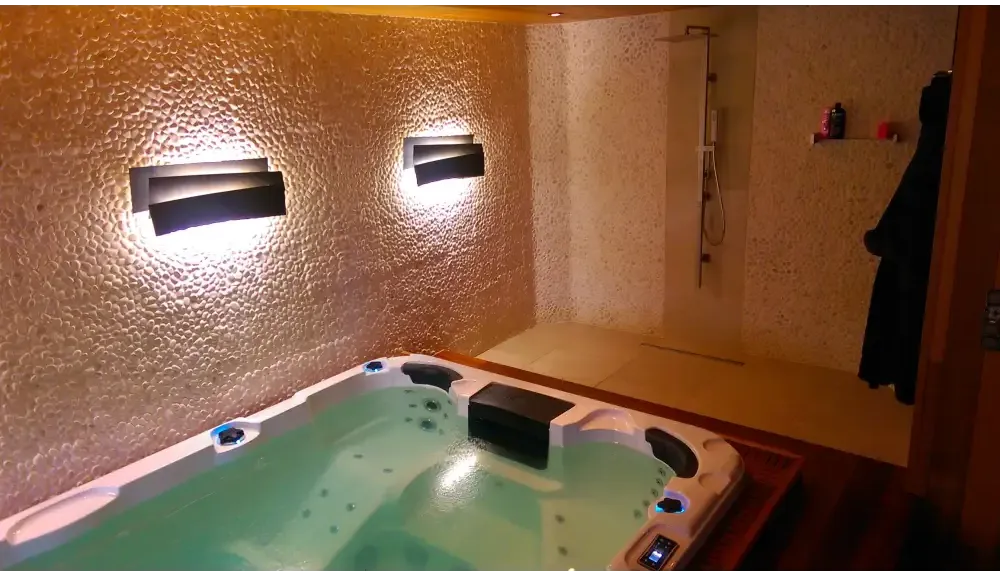 Vit PassionSpa Aquatic 1 Swim Spa med vit bad, svarta accenter och blå LED-belysning
