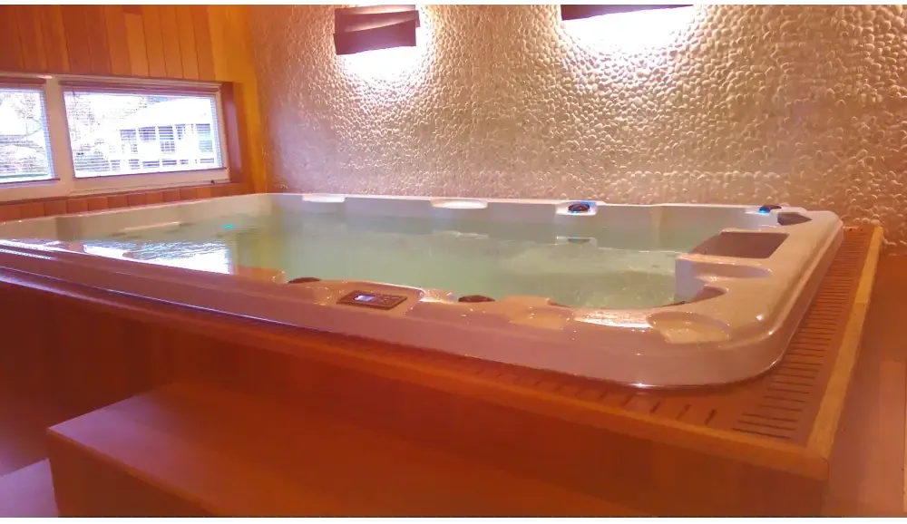 Vit PassionSpa Aquatic 1 Swim Spa i Sport Collection, vit rektangulär med träomfattning