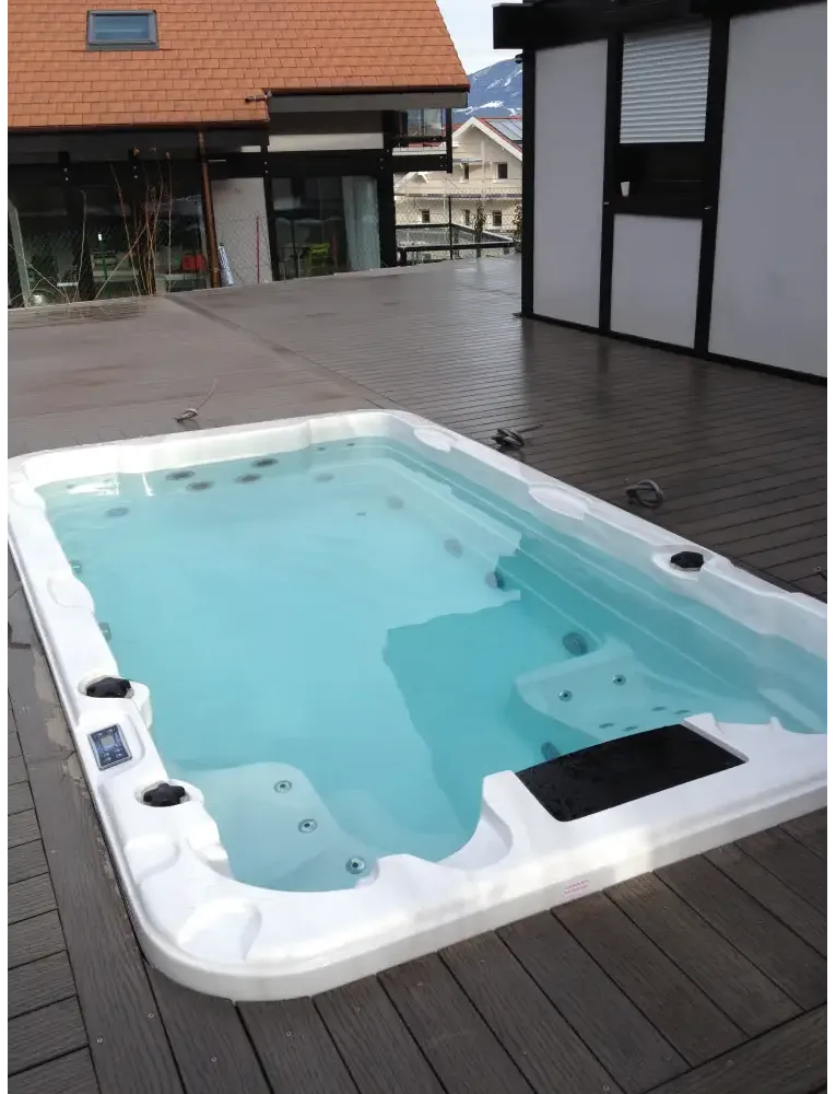 Vit PassionSpa Aquatic 1 Swim Spa i Sport Collection, vit rektangulär med turkost vatten och svart panel