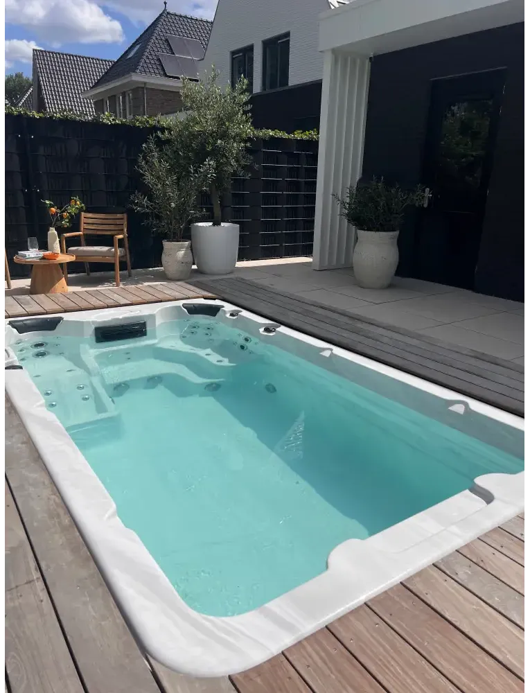 Vit PassionSpa Aquatic 1 Swim Spa – Sport Collection, vit rektangulär med turkos vatten och inbyggda jetstrålar på trädeck