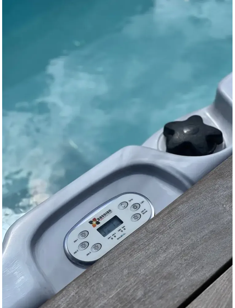 Silver kontrollpanel med svarta knappar och display på PassionSpa Aquatic 1 Swim Spa vit kant