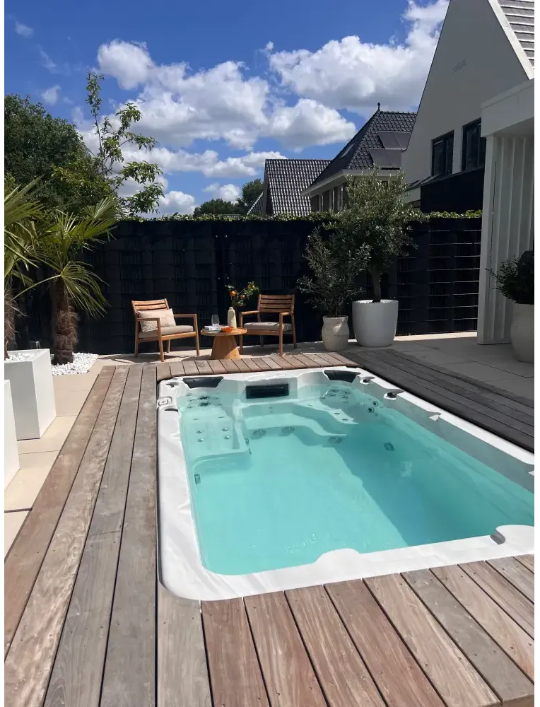 Vit PassionSpa Aquatic 1 Swim Spa – Sport Collection, vit rektangulär med turkost vatten och jetstrålar på trädeck