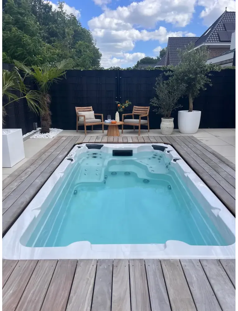 Vit PassionSpa Aquatic 1 Swim Spa – Sport Collection, vit rektangulär med turkost vatten på trädeck