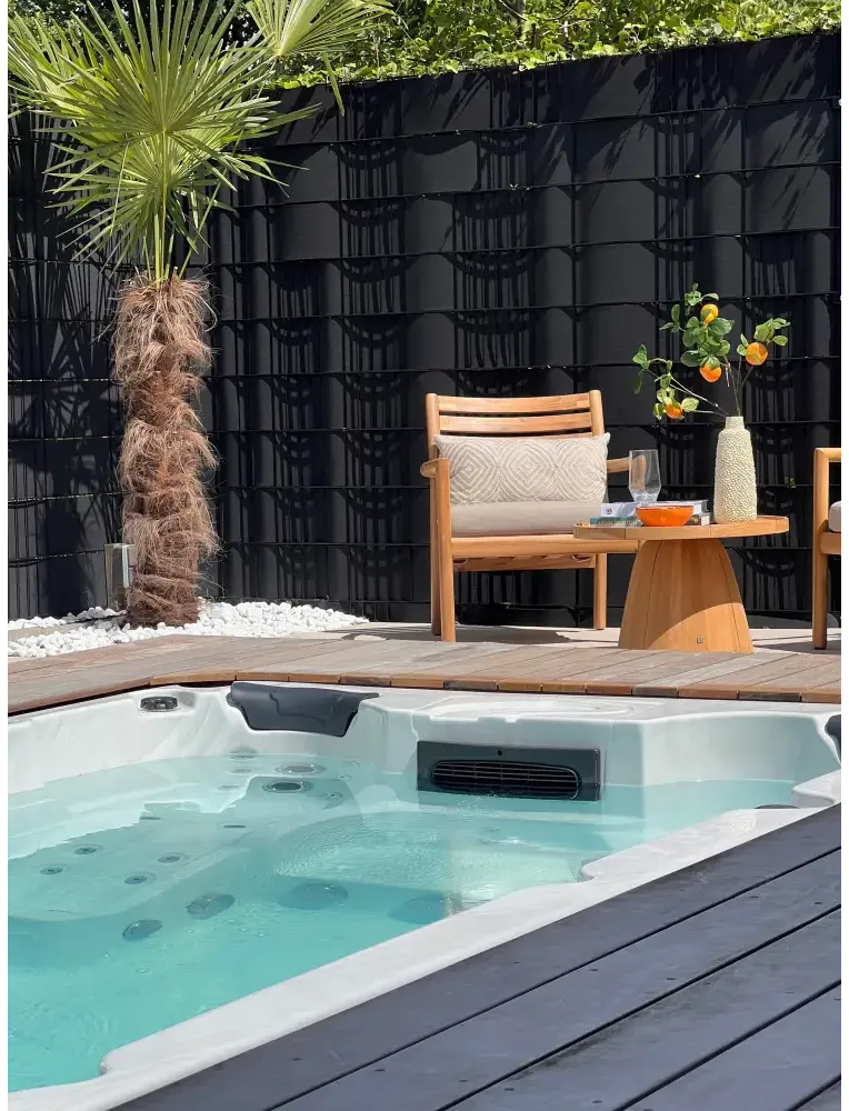 Vit PassionSpa Aquatic 1 Swim Spa – Sport Collection med vit bad, turkost vatten och svarta paneler