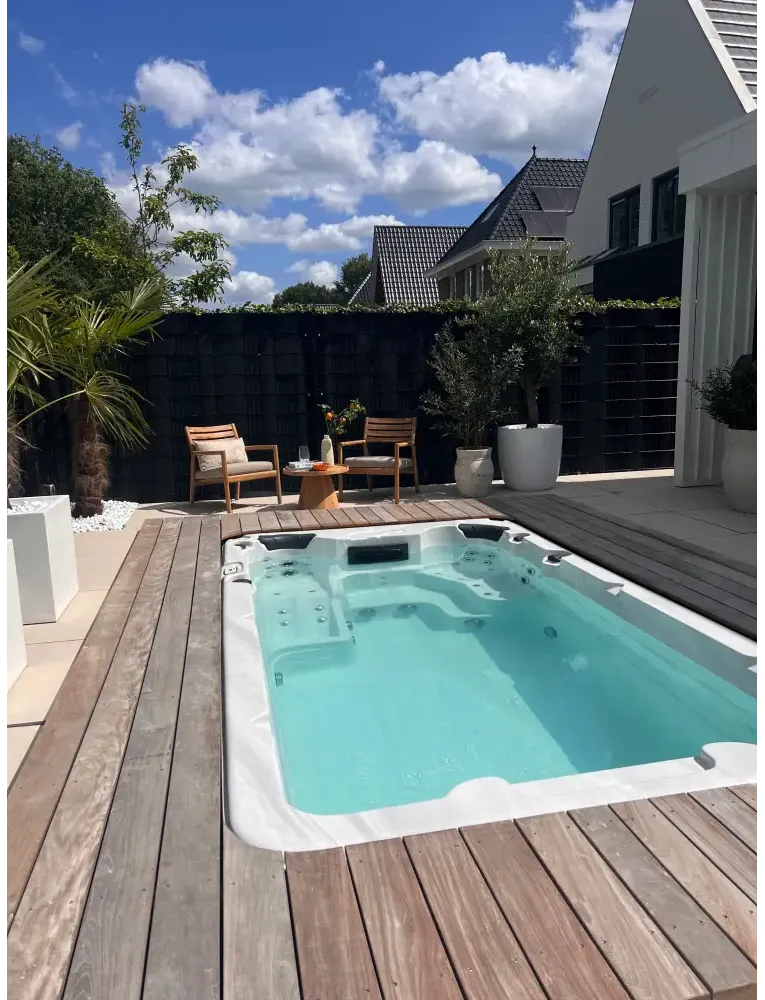 Vit PassionSpa Aquatic 1 Swim Spa – Sport Collection, vit rektangulär med turkost vatten och inbyggda jetstrålar på trädeck