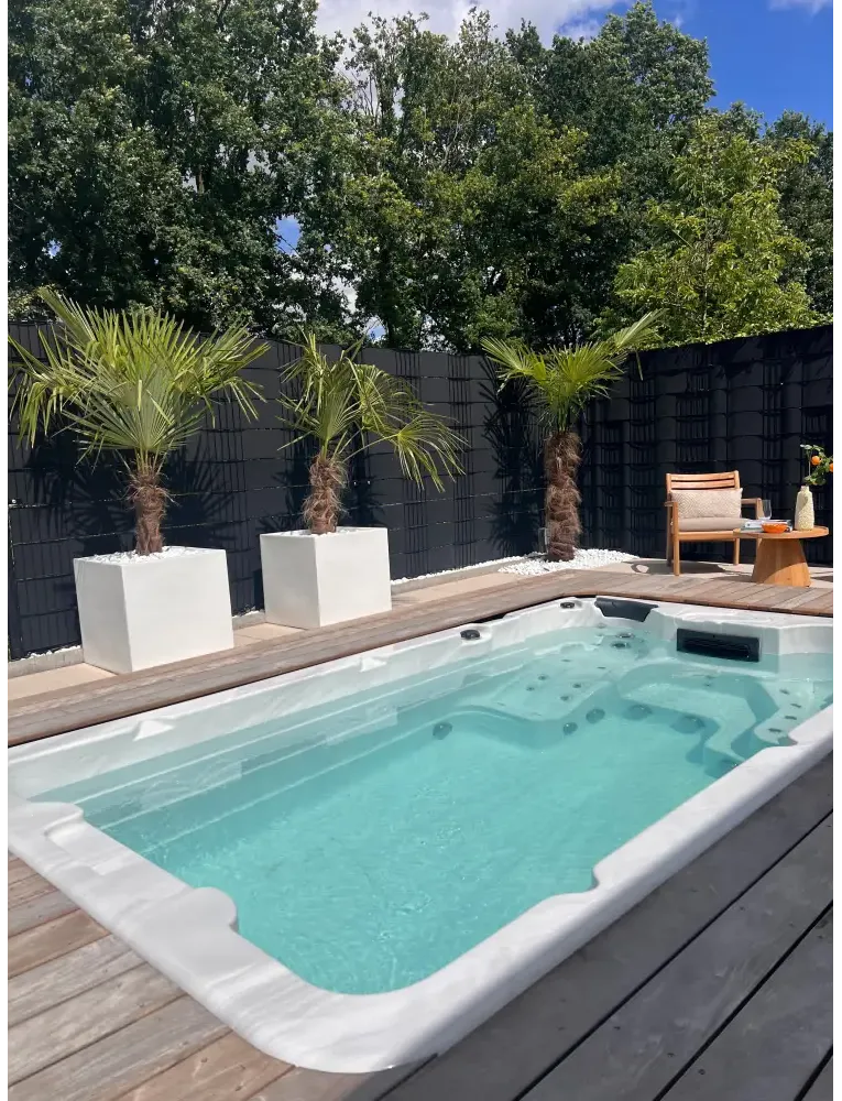 Vit PassionSpa Aquatic 1 Swim Spa – Sport Collection, vit rektangulär med turkost vatten och integrerade jetstrålar