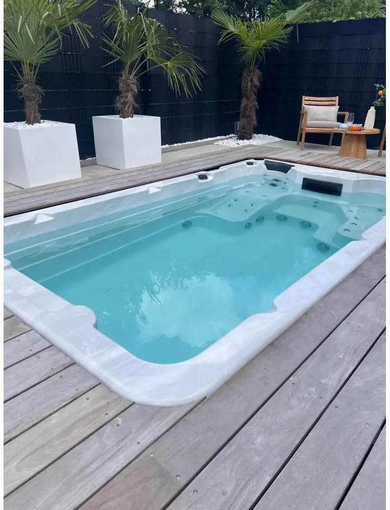 Vit PassionSpa Aquatic 1 Swim Spa med turkost vatten och svarta paneler