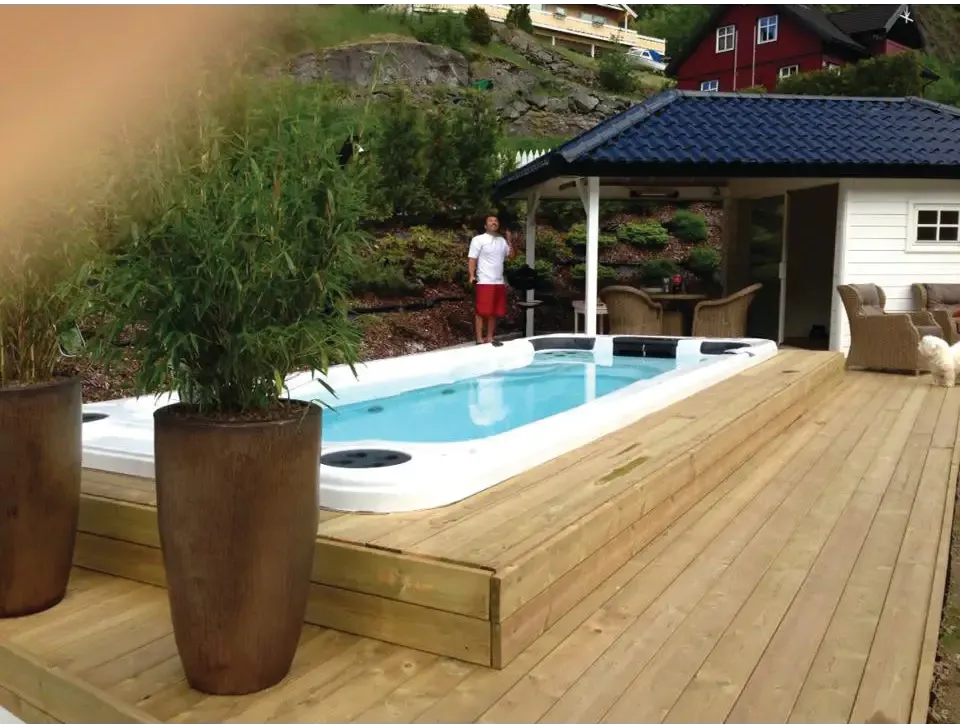 PassionSpa Aquatic 2 Swim Spa med blåvatten, svarta jetstrålar på trädäck
