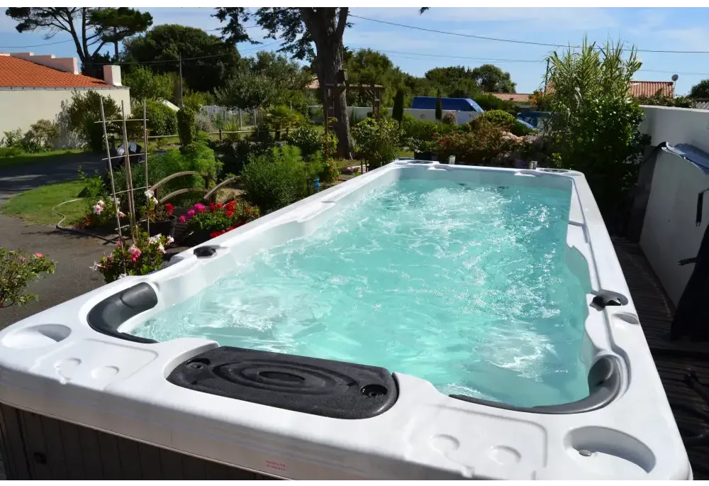 Vit PassionSpa Aquatic 2 Swim Spa med vit bad, svarta accenter och turkost vatten
