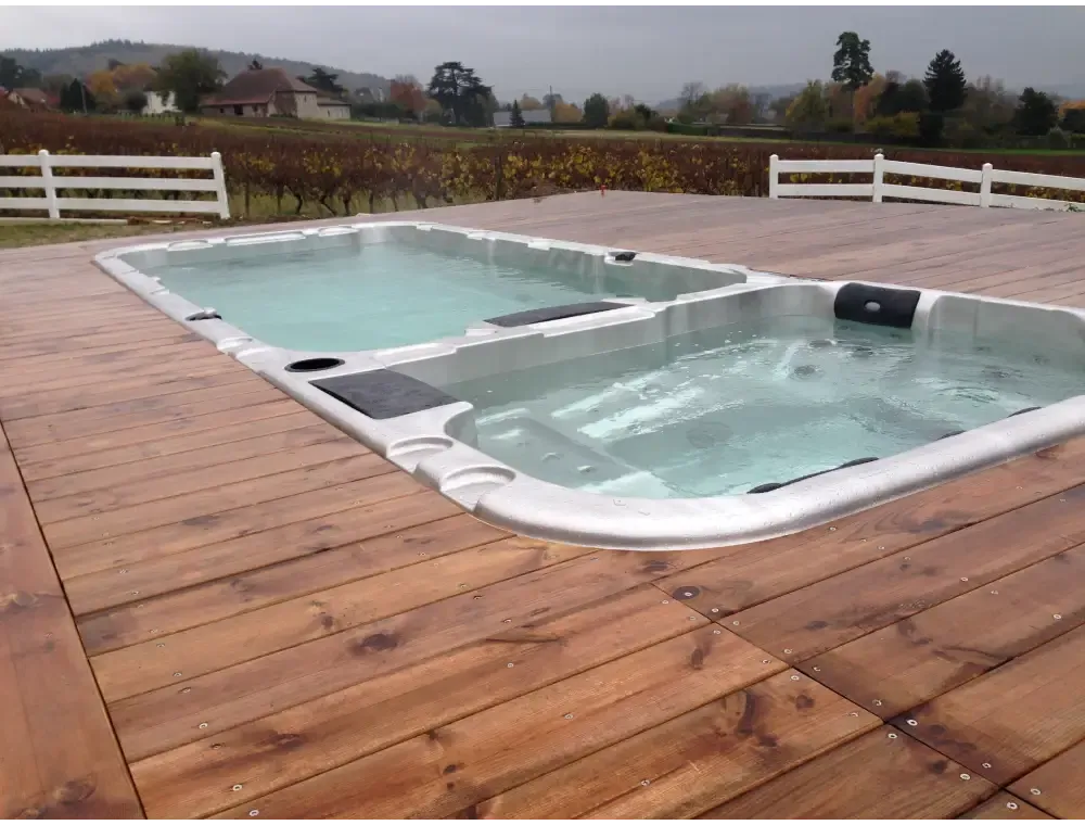 PassionSpa Aquatic 3 Deep Swim Spa med silverram och trädeck