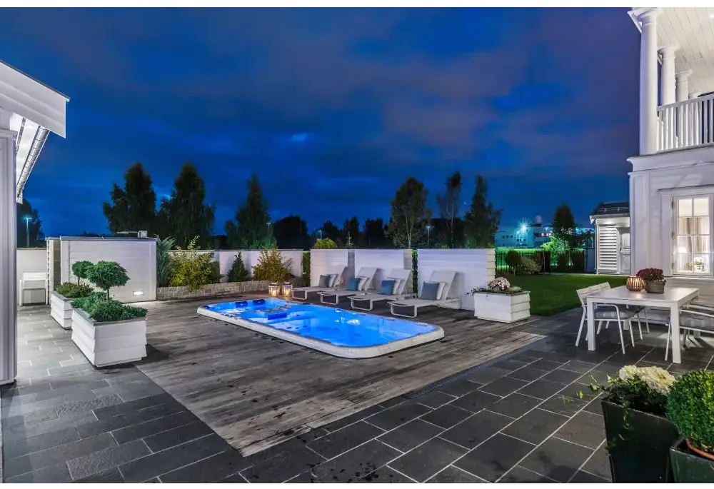 PassionSpa Aquatic 3 Deep Swim Spa med blå lysande pool på stenpatio