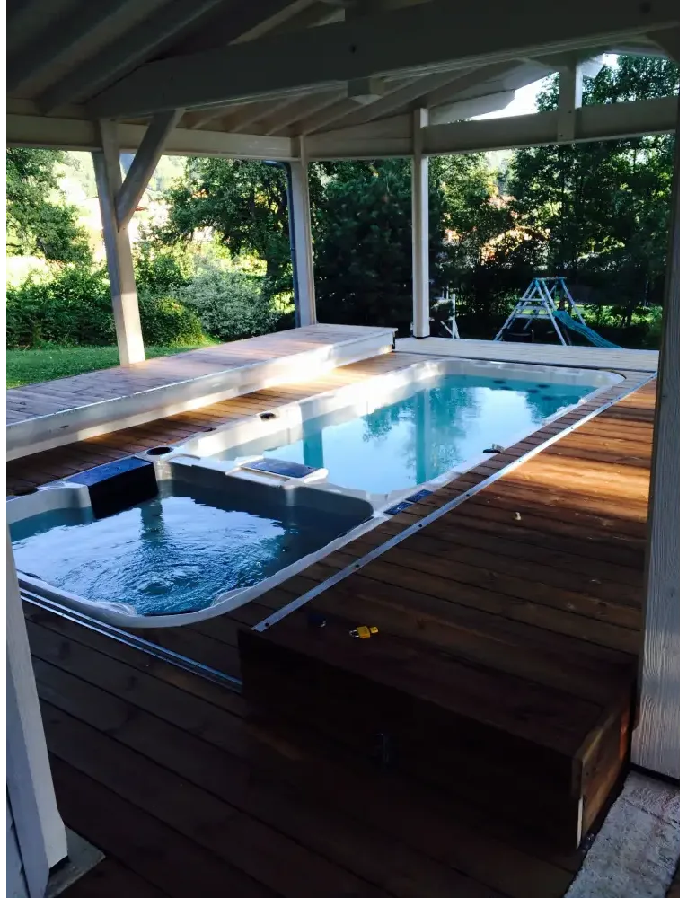 PassionSpa Aquatic 3 Deep Swim Spa med vit-blå interiör och jetstrålar