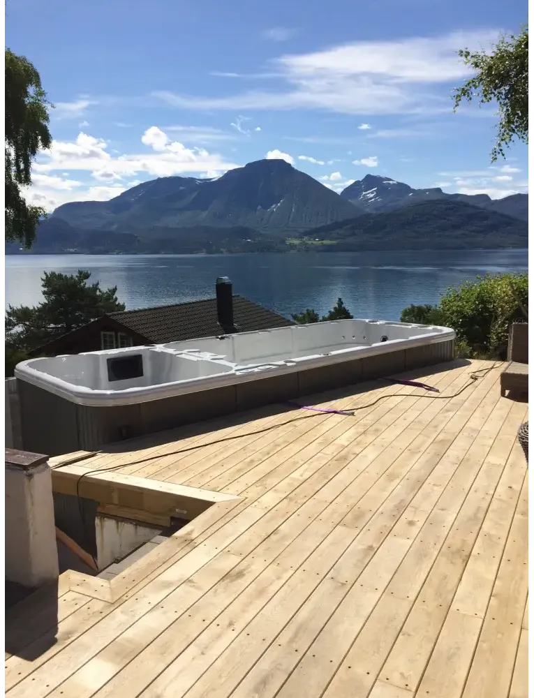 Vit PassionSpa Aquatic 3 Deep Swim Spa i Sport Collection vid sjö och berg