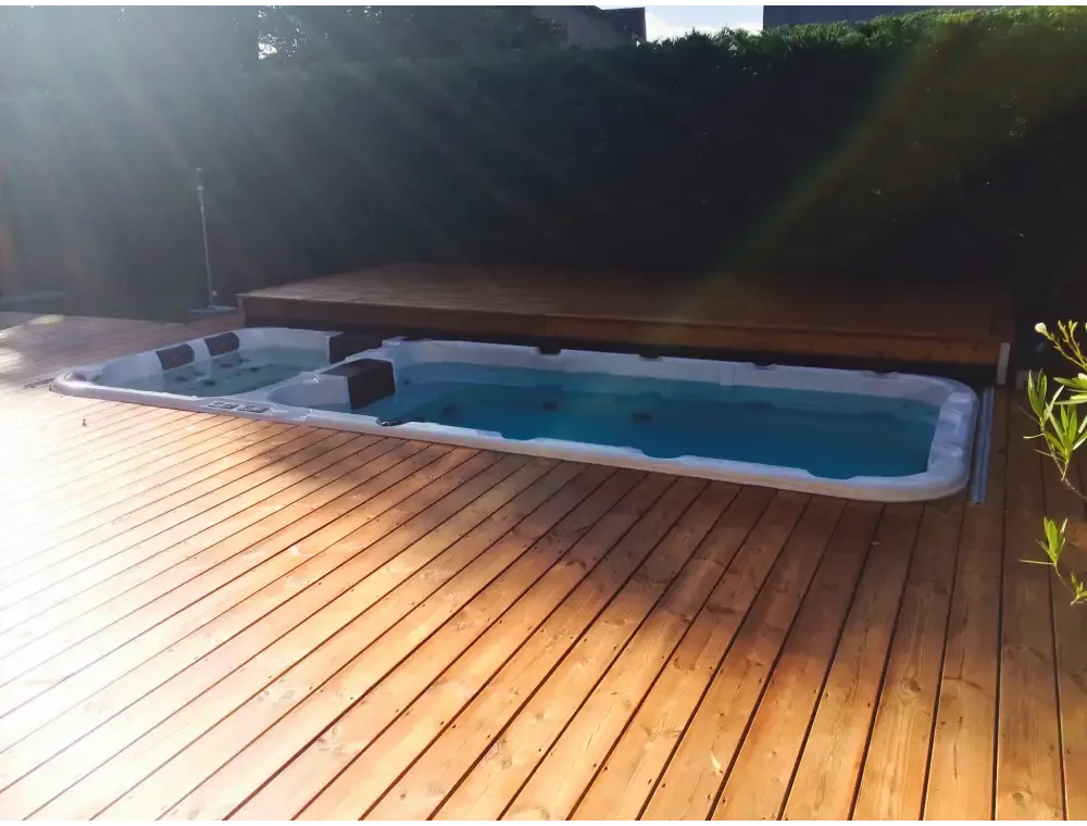 Vit PassionSpa Aquatic 3 Deep Swim Spa med blåvatten på trädäck