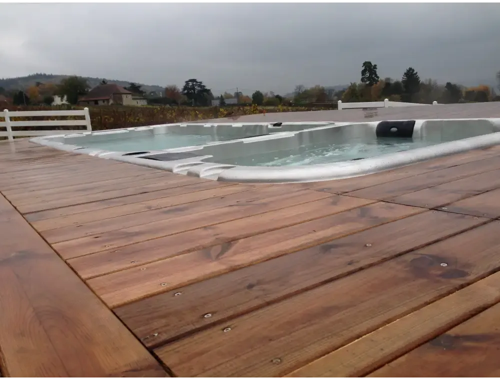 Vit PassionSpa Aquatic 3 Deep Swim Spa i Sport Collection, vit med silvertrim och svarta massagek jets på trädäck