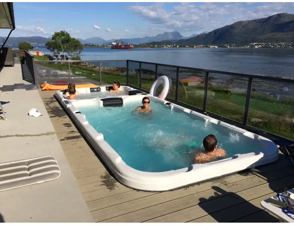 Vit PassionSpa Aquatic 3 Deep Swim Spa – Sport Collection, vit rektangulär med inbyggda jetstrålar och svart kontrollpanel