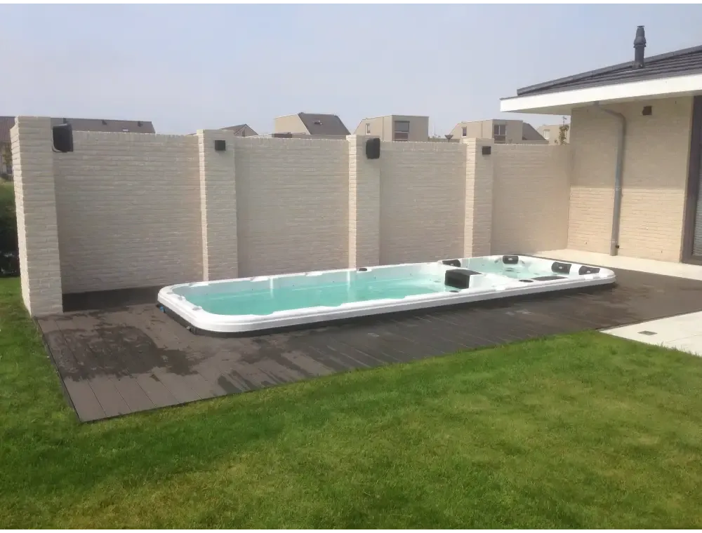 Vit PassionSpa Aquatic 3 Deep Swim Spa med vit rektangulär form, turkos vatten och svarta sittdynor