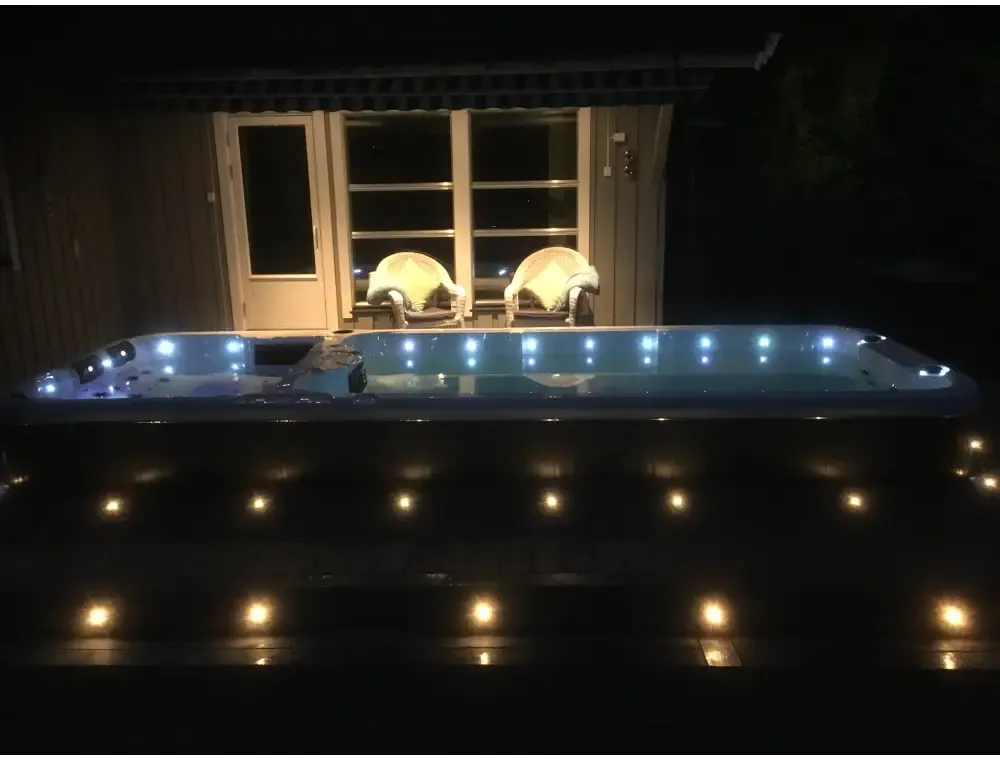 Blåupplyst PassionSpa Aquatic 3 Deep Swim Spa med mörk ram