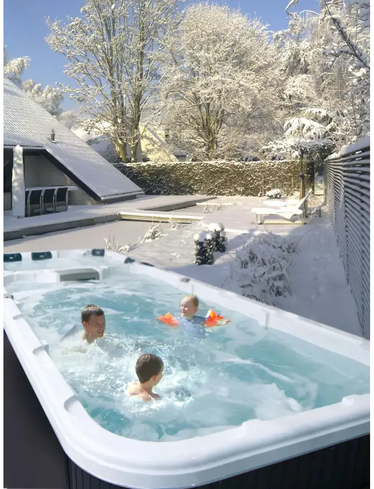 Vit och svart PassionSpa Aquatic 3 Deep Swim Spa med turkost vatten och jetstrålar