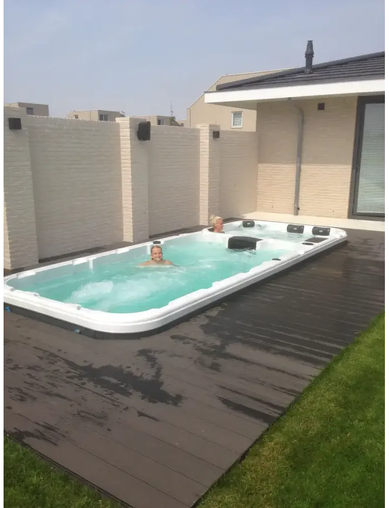 Vit PassionSpa Aquatic 3 Deep Swim Spa med vit rektangulär bad, turkosvatten och svarta sittdynor