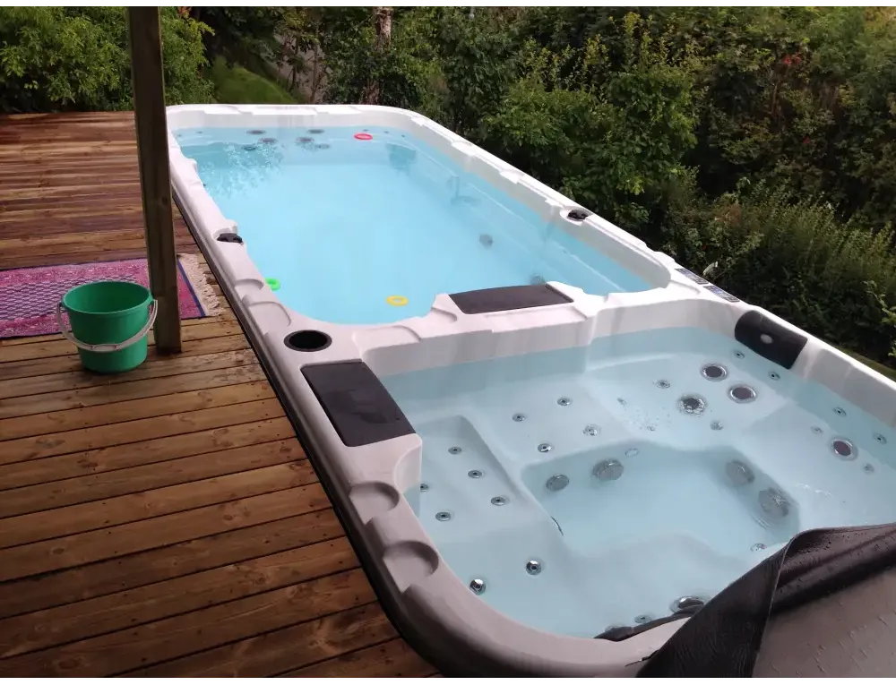Vit PassionSpa Aquatic 3 Swim Spa – Sport Collection, vit och svart med blåvatten, jetmunstycken och sittplatser