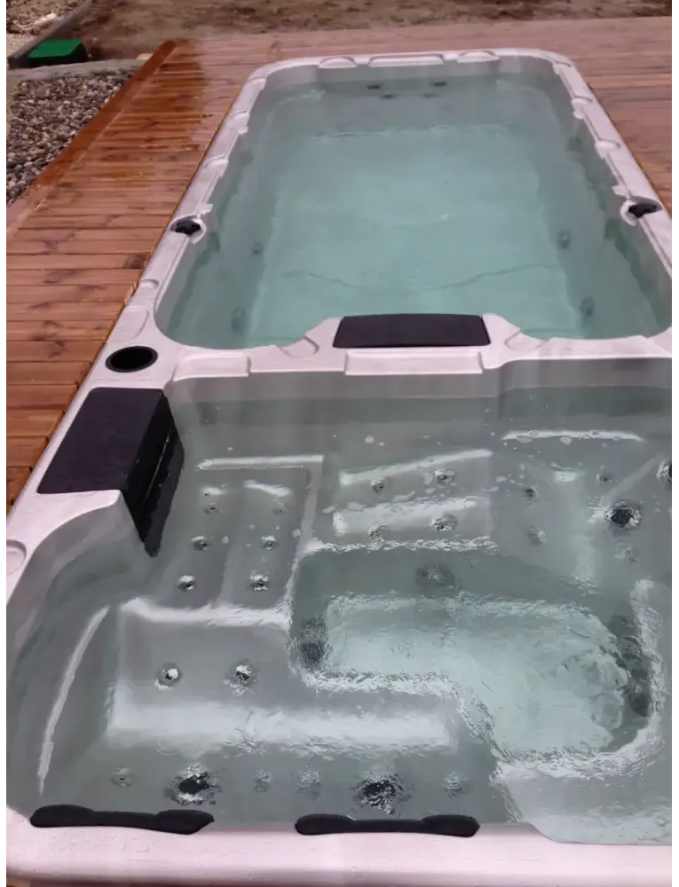 Gråsvart PassionSpa Aquatic 3 Swim Spa med jetmunstycken och modern sittplats