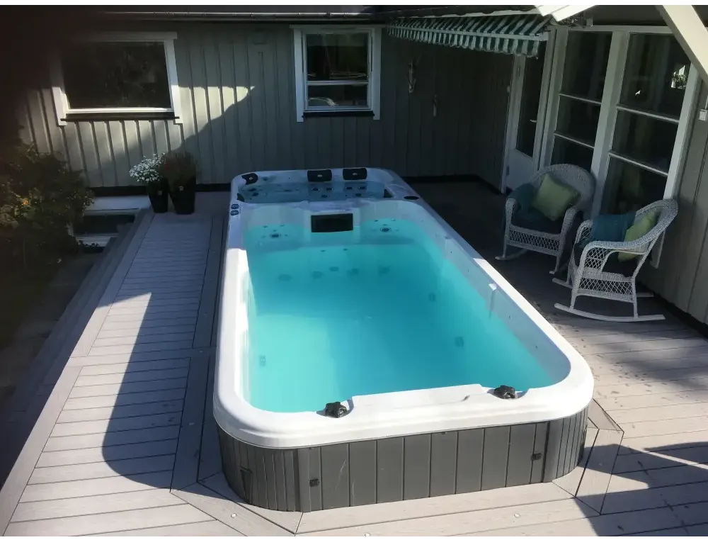 Vit PassionSpa Aquatic 3 Swim Spa – Sport Collection, vit-grå med turkost vatten och jetstrålar