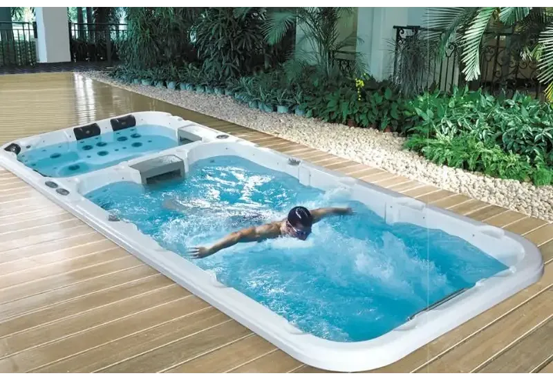 Vit PassionSpa Aquatic 3 Swim Spa – Sport Collection med blåvatten och simjets