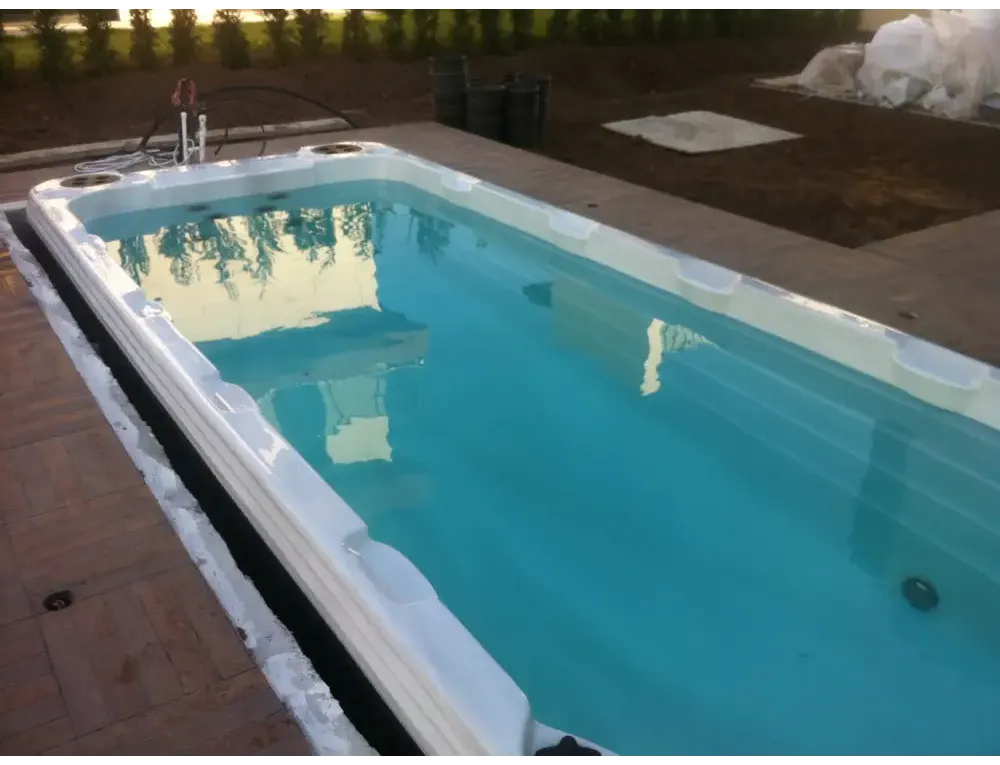 PassionSpa Aquatic 6 Swim Spa med rektangulär pool, vit ram och klart blått vatten