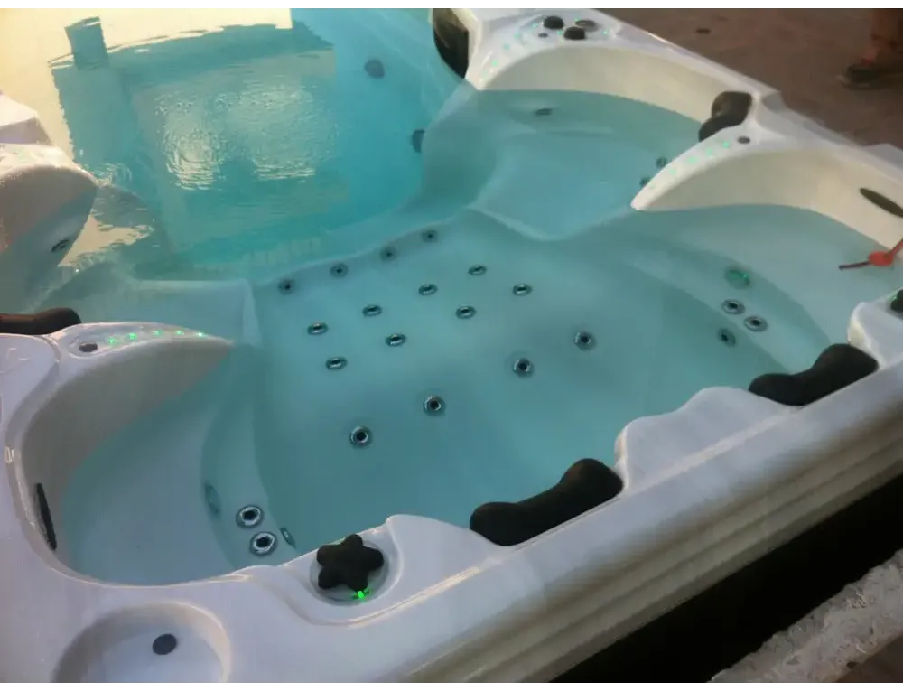 Vit PassionSpa Aquatic 6 Swim Spa med vit bad, svarta stjärnhandtag och blåvatten
