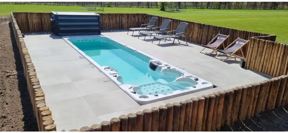 Vit PassionSpa Aquatic 6 Swim Spa med turkost vatten och svarta jetstrålar