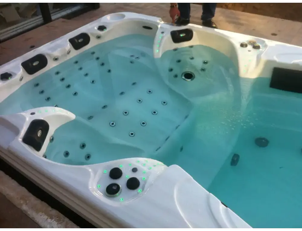 Vit PassionSpa Aquatic 6 Swim Spa med vit bad, svarta paneler och grön LED