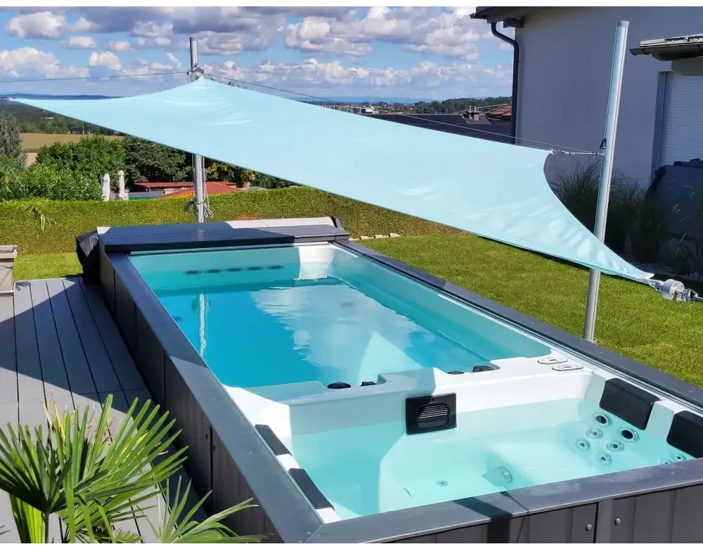 Ljusblå tygmarkis över PassionSpa Balance Swim Spa Sport Collection