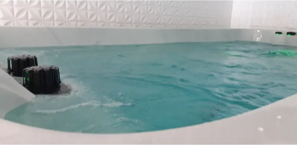 Vit PassionSpa Dynamic Deep Swim Spa – Sport Collection, vit badkar med turkost vatten och svarta munstycken