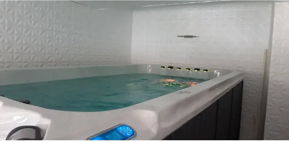 Vit PassionSpa Dynamic Deep Swim Spa med vit bad, turkost vatten och digital panel