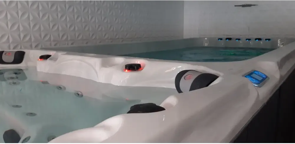 Vit PassionSpa Dynamic Deep Swim Spa – Sport Collection, vit bubbelbad med svarta paneler och blå display
