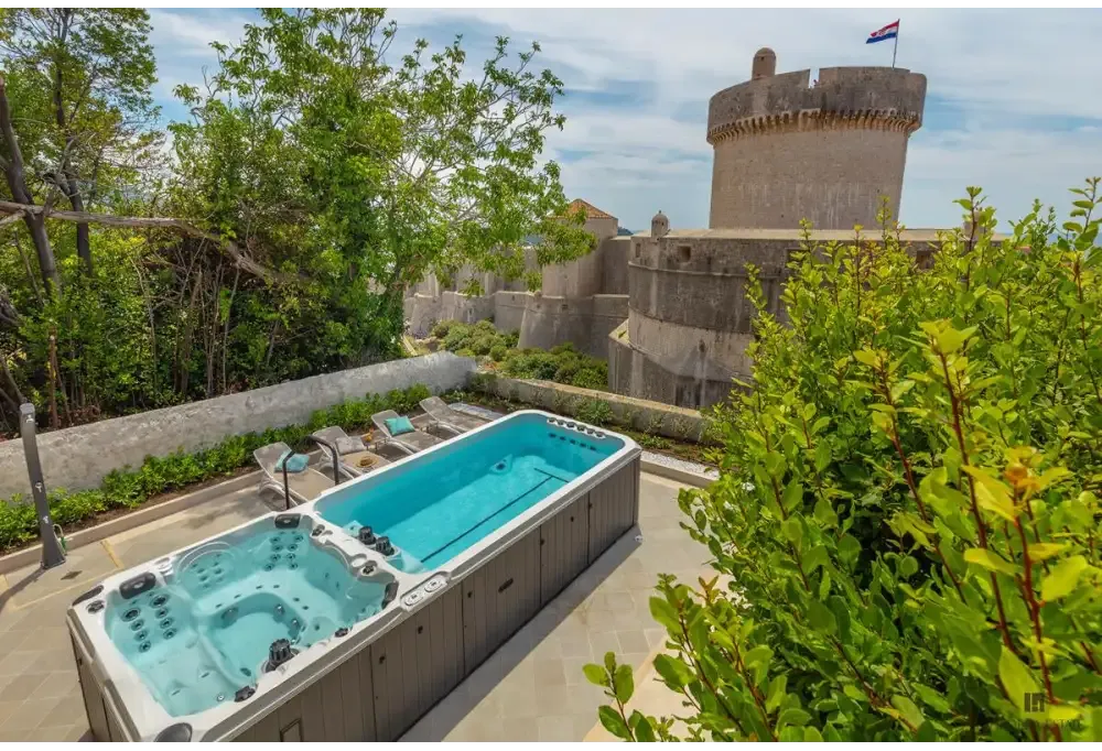 Modern PassionSpa Dynamic Deep Swim Spa med turkosvatten och jetmunstycken
