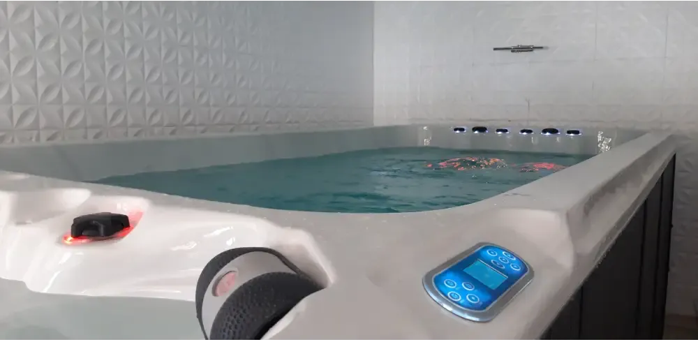 Vit PassionSpa Dynamic Deep Swim Spa – Sport Collection, vit badkar med blåupplyst panel och svarta jetmunstycken