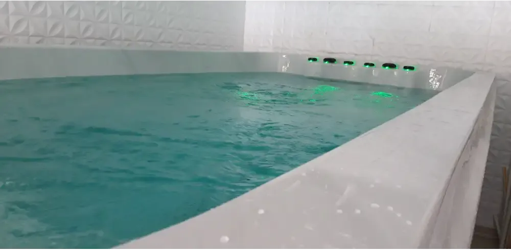 Vit PassionSpa Dynamic Swim Spa med vit badkar och gröna LED-ljus