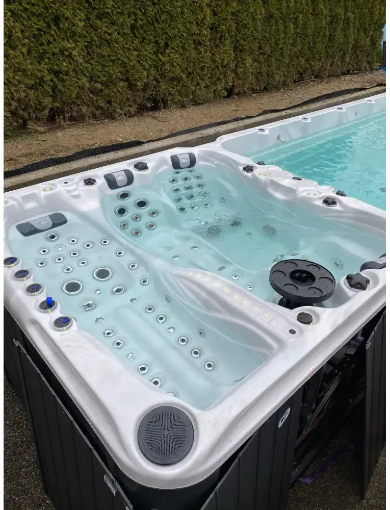 Vit PassionSpa Energy Swim Spa med vit badtunna svarta accenter jetmunstycken