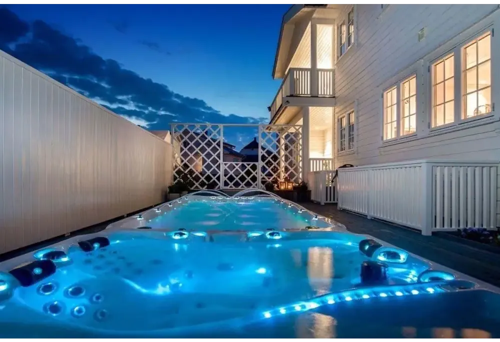 Blå upplyst PassionSpa Energy Swim Spa med svarta jetstrålar, Sport Collection