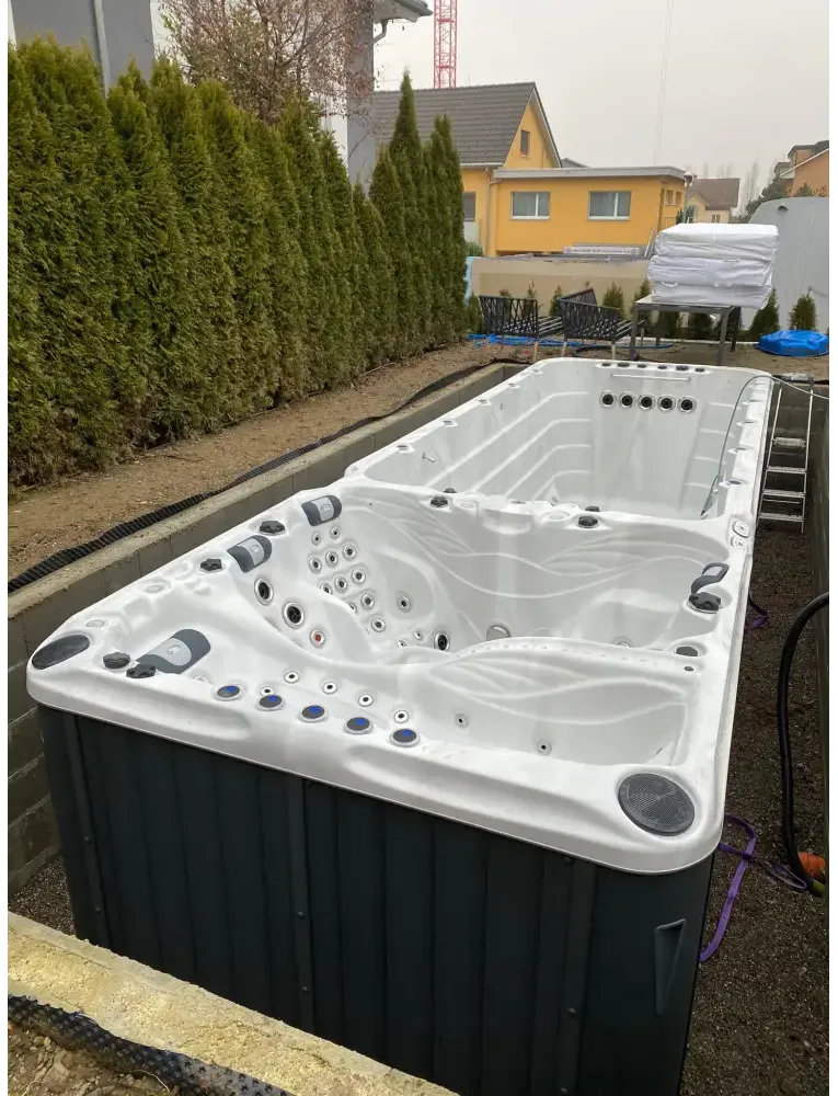 Vit och svart PassionSpa Energy Swim Spa med jetmunstycken och paneler