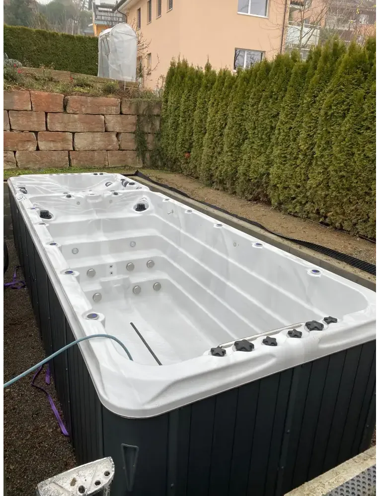 Vit och svart PassionSpa Energy Swim Spa – Sport Collection med jetmunstycken